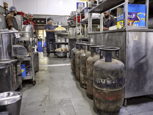 केंद्र ने कॉमर्शियल LPG कोटा 50% से बढ़ाकर 70% किया