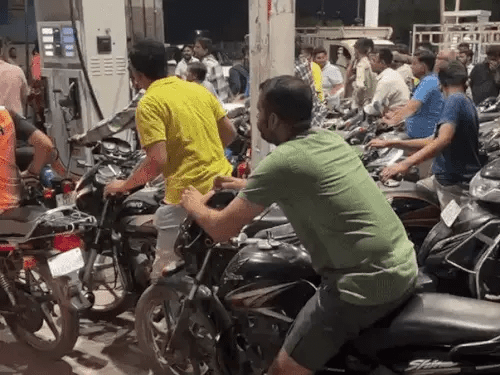 सरकार ने पेट्रोल-डीजल पर एक्साइज ड्यूटी 10 रुपए घटाई